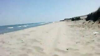 Beach Blowjob on Sunny Afternoon: Fingering Fun